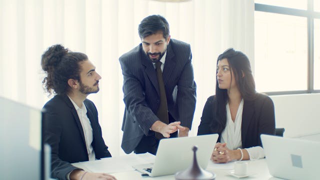 ¿Cómo identificar riesgos y oportunidades relacionados con las partes interesadas?